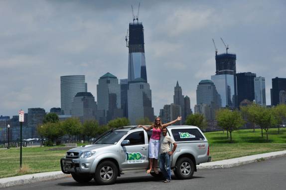 A equipe 1000dias completa, em frente à Manhattan, em Nova York - EUA